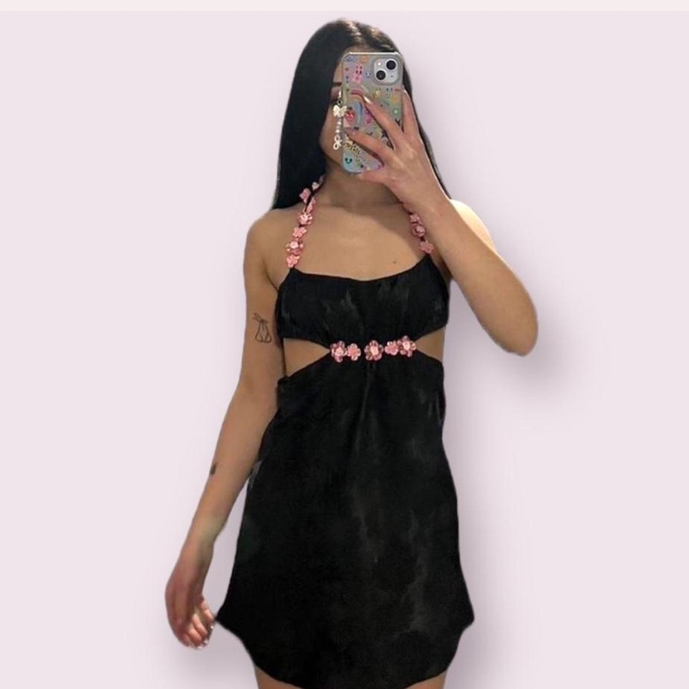 Elegant Black Dress with Pink Accents - Picture 2 of 3